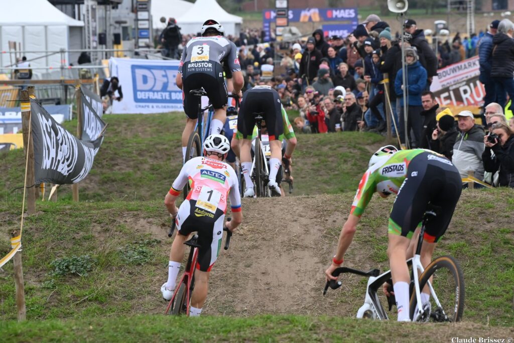 Coureurs dans la section boueuse du Superprestige de Ruddervoorde 2025
