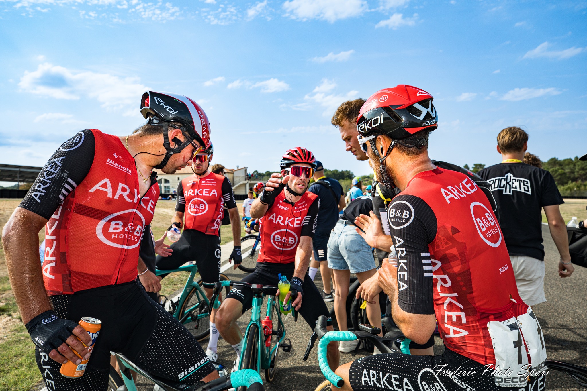 Coureurs de l’équipe Arkea - B&B Hôtels pendant une course en 2025