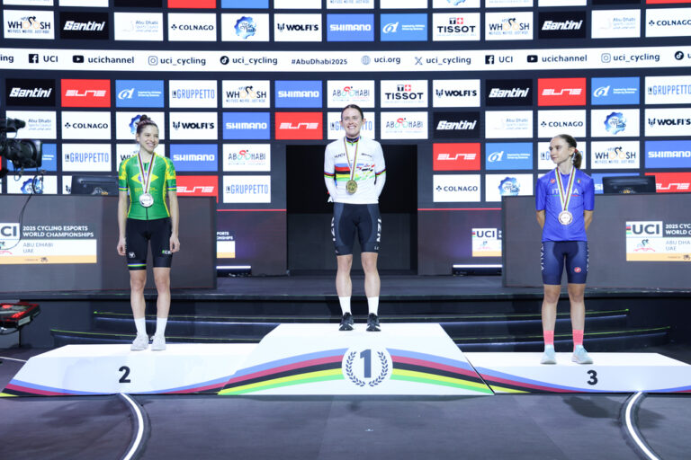 Podium féminin des Championnats du Monde UCI de e-cycling 2025 à Abou Dhabi.