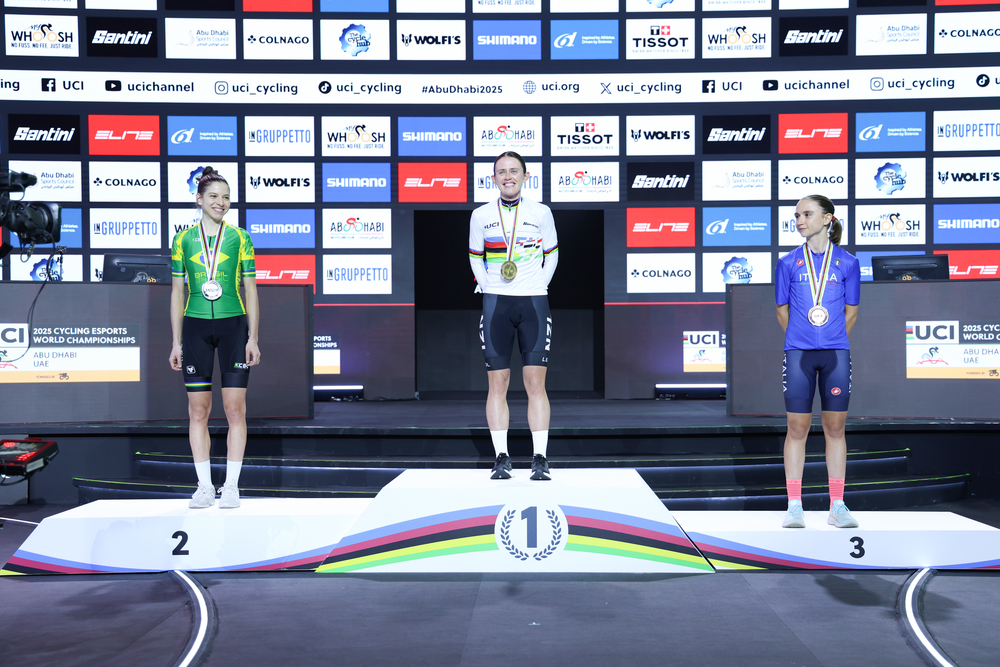 Podium féminin des Championnats du Monde UCI de e-cycling 2025 à Abou Dhabi.