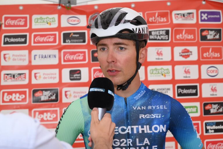 Benoît Cosnefroy, en maillot Decathlon-AG2R La Mondiale, répondant aux questions des journalistes au sujet de son transfert chez UAE.