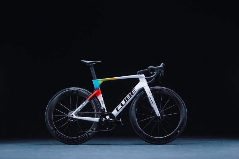 L’équipe Team Total Energies changera de partenaire vélo, passant d’Enve à Cube en 2026.