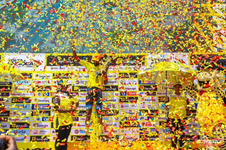 Dario Antonio sur le podium de la Volta a Angola 2025.