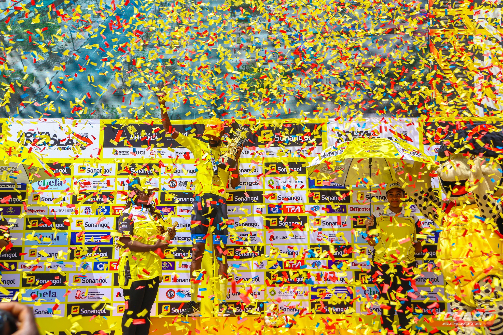 Dario Antonio sur le podium de la Volta a Angola 2025.