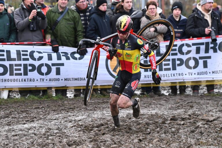 Eli Iserbyt, coureur de l’équipe Pauwels Sauzen–Bingoal, lors d’un cyclo-cross.