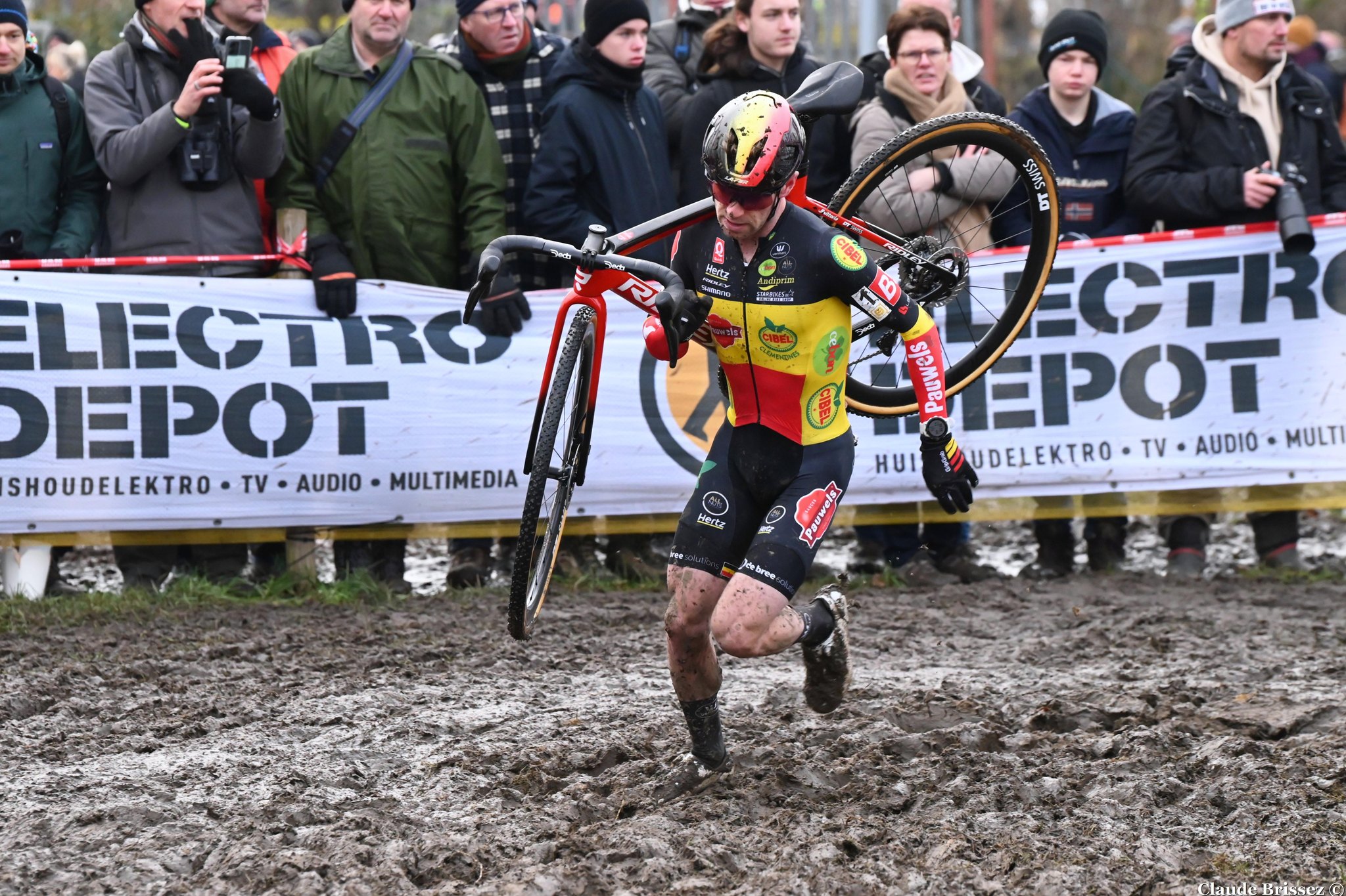 Eli Iserbyt, coureur de l’équipe Pauwels Sauzen–Bingoal, lors d’un cyclo-cross.