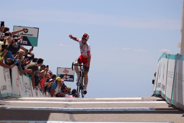 Jesús Herrada franchissant la ligne d’arrivée en vainqueur au Mont Ventoux Dénivelé Challenge.