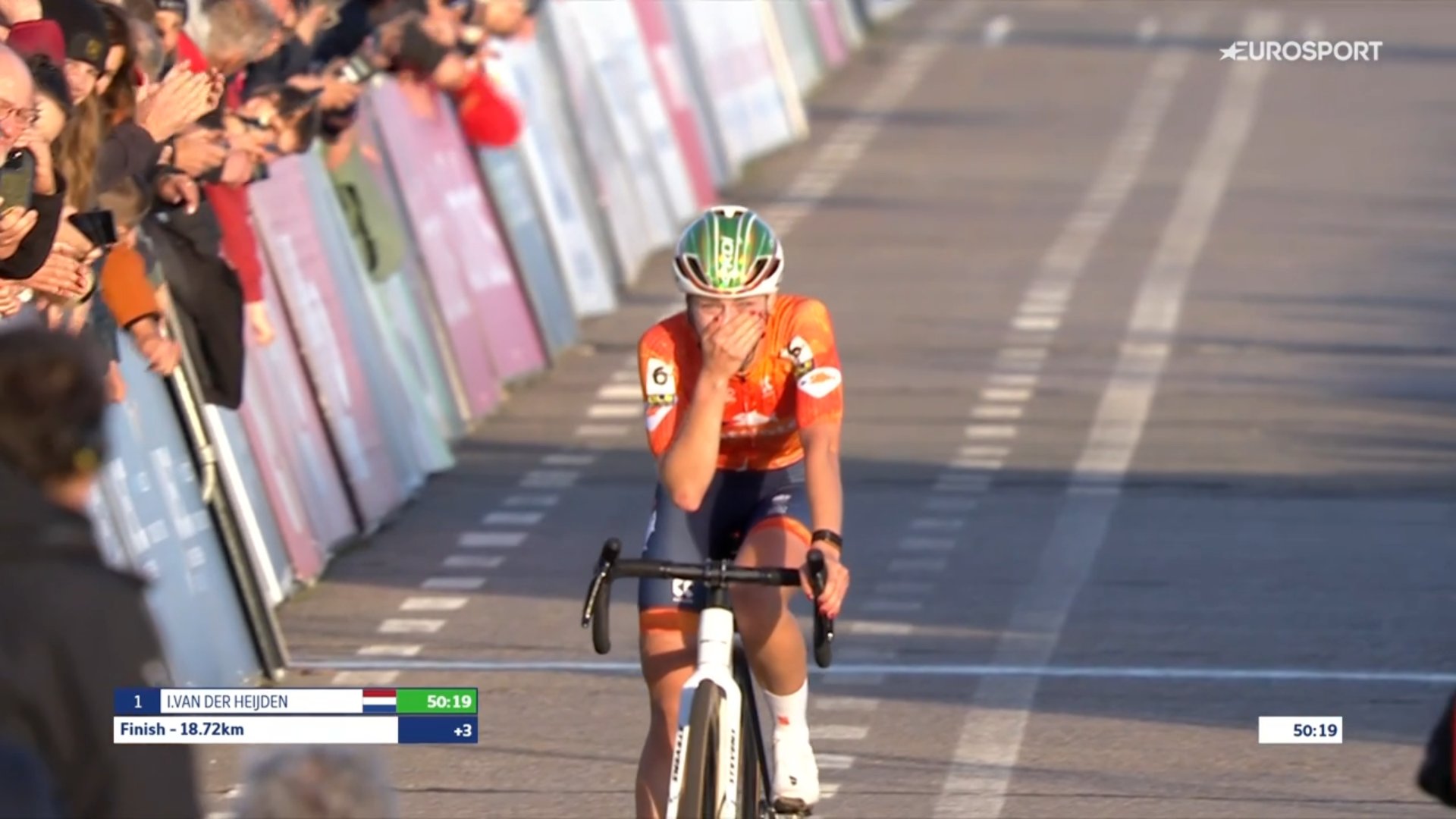 Inge van der Heijden franchit la ligne et remporte le CC Europe Women Elite 2025.