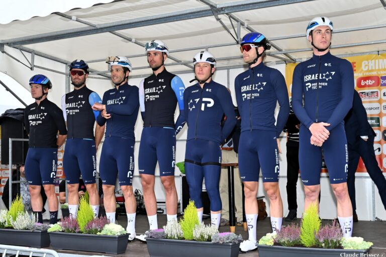 Coureurs de l’équipe Israel – Premier Tech en action lors d’une course sur route.