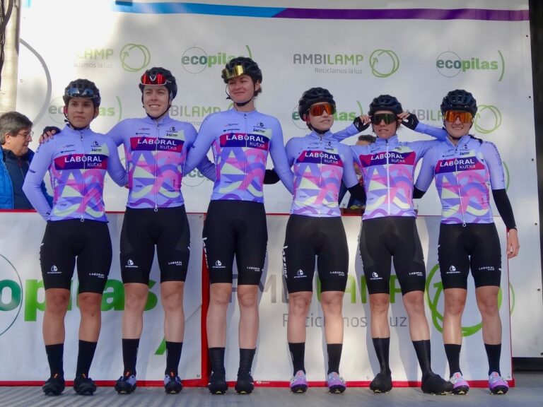 Photo de groupe de l’équipe Laboral Kutxa-Euskadi lors d’une présentation officielle. Une équipe que rejoindra Paula Patiño l'an prochain.