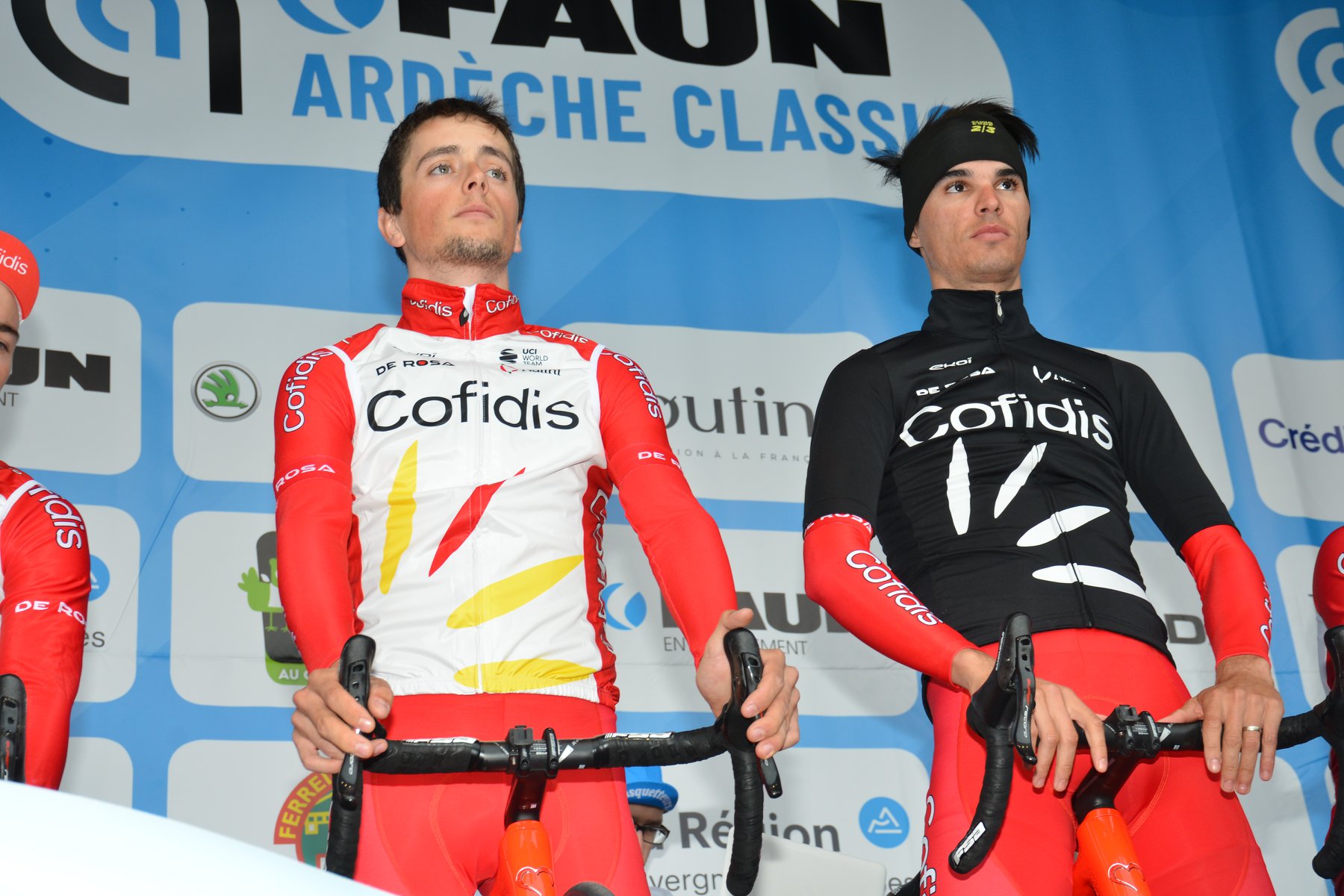 Victor Lafay de l’équipe Cofidis présenté lors d’un événement, en tenue officielle, sur le podium de départ.