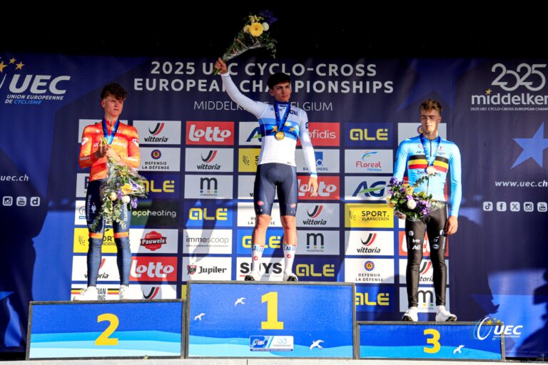 Mattia Agostinacchio sur le podium du Championnat d’Europe U23 de cyclo-cross 2025 à Middelkerke