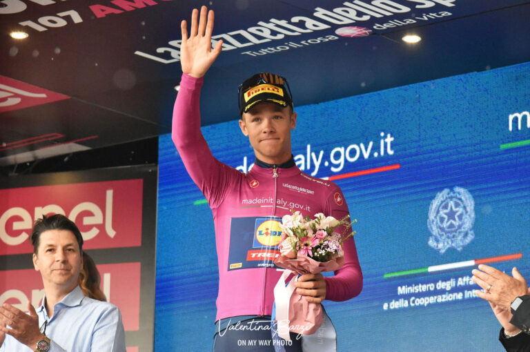 Jonathan Milan sur le podium lors du Tour d'Italie.