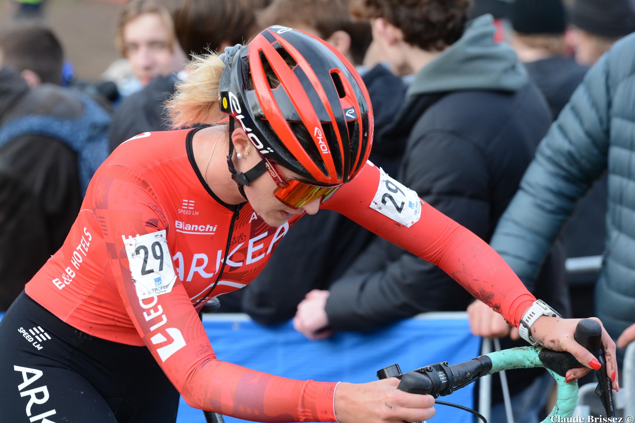 Anais Morichon en action lors d’un cyclocross, concentrée dans l’effort sur un passage technique.