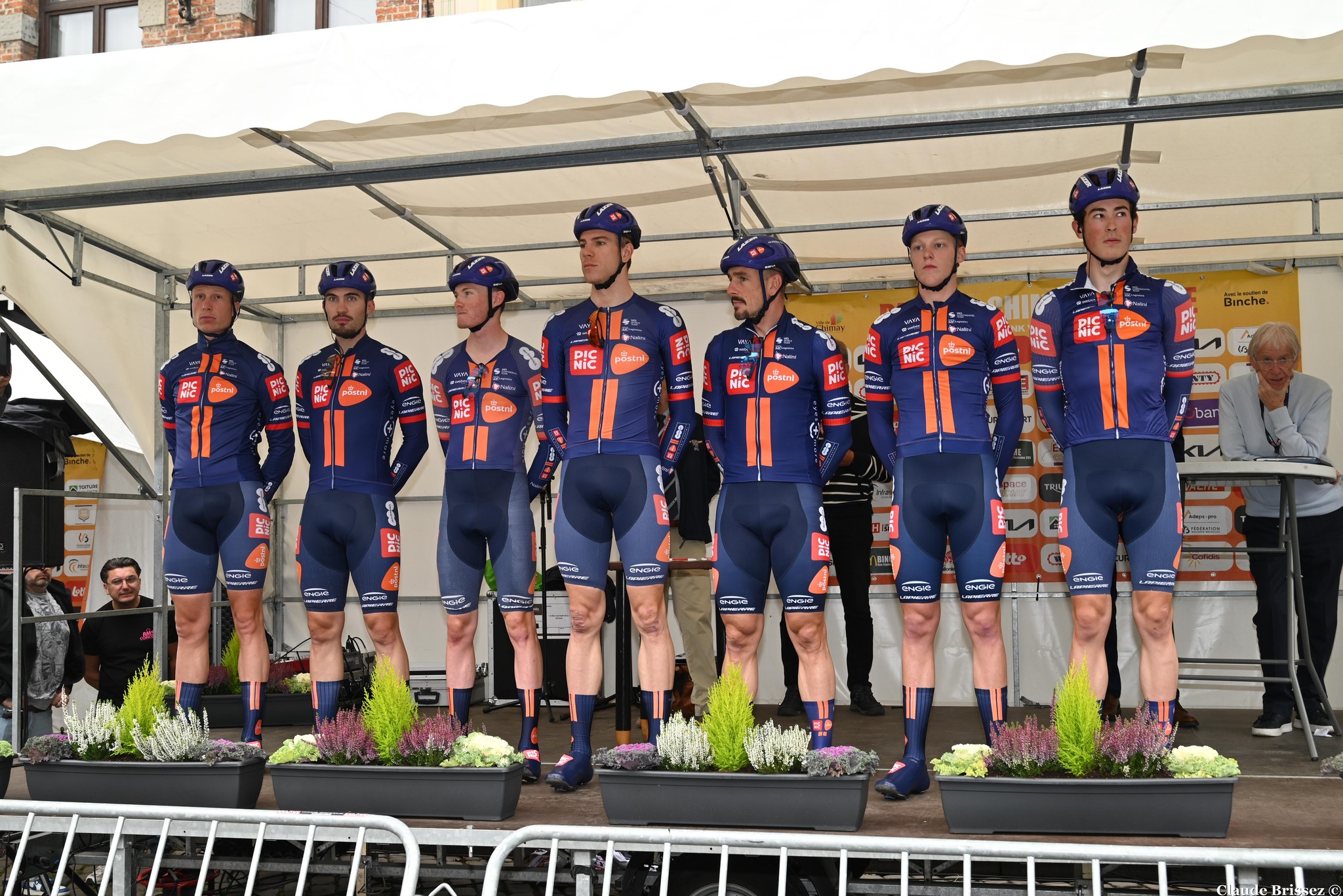 L’équipe Team Picnic PostNL se regroupe avant le départ d’une course, illustration des nouveaux renforts annoncés pour 2027.