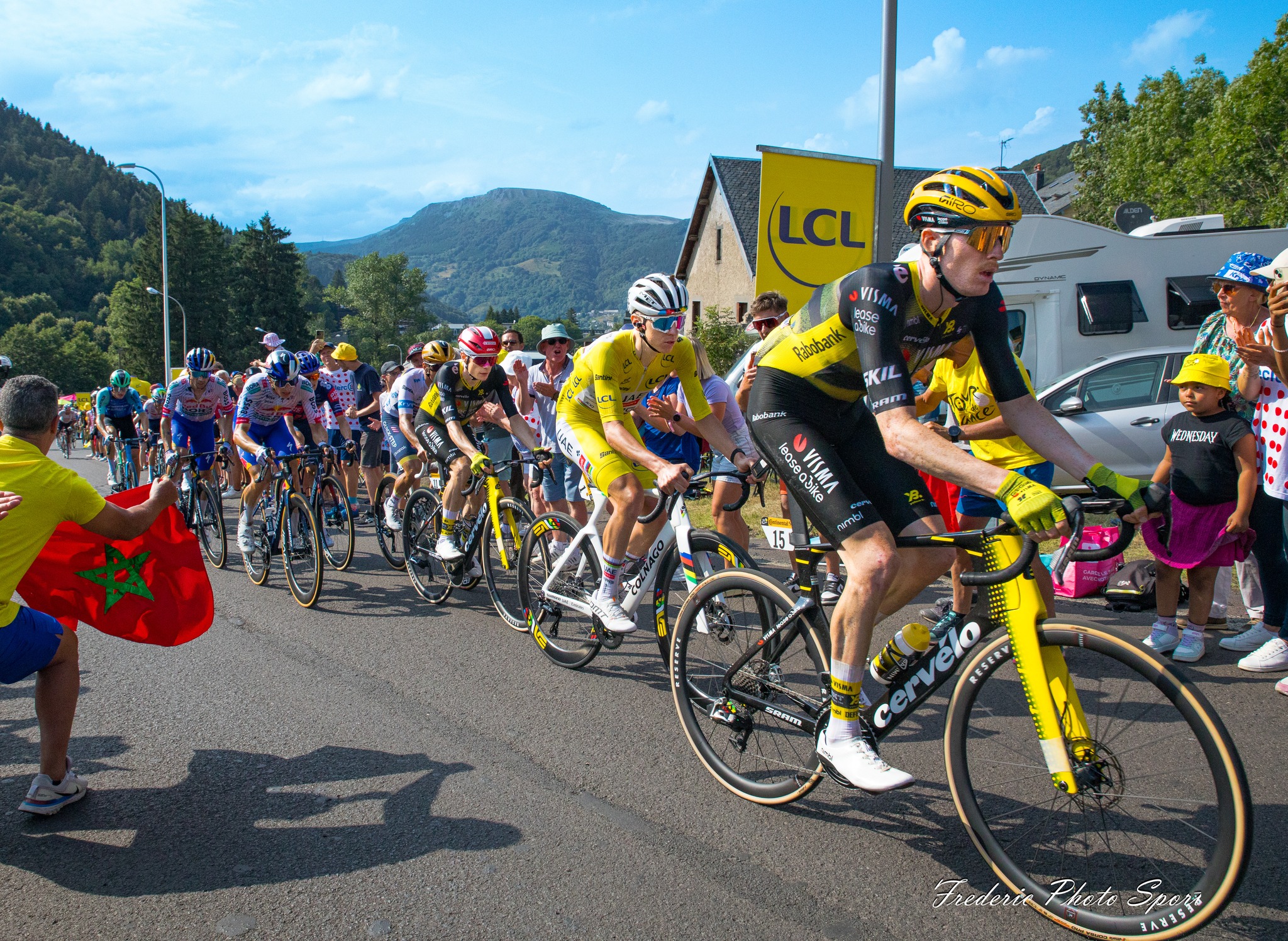 Tadej Pogačar en maillot jaune sur le Tour de France 2025 lors d’une étape en montagne.