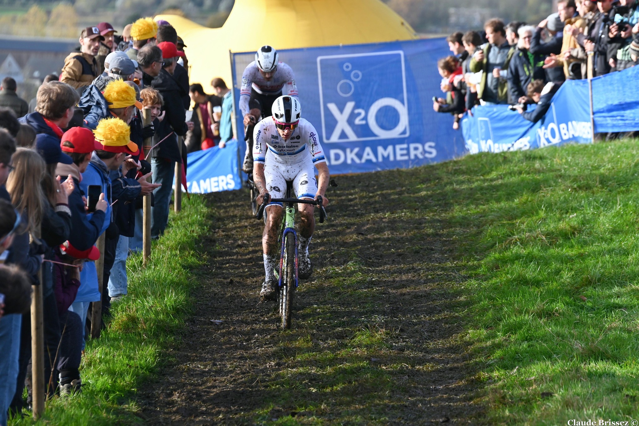 Thibau Nys en tête du Koppenbergcross 2025 sur les pentes boueuses d’Oudenaarde, devant un public nombreux