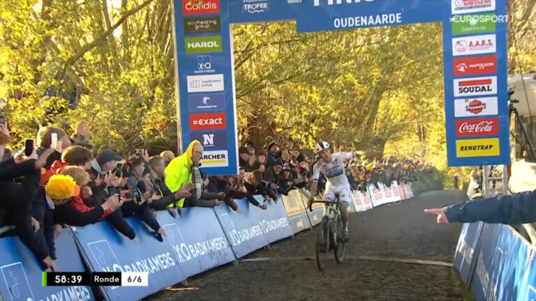 Thibau Nys s’impose à Oudenaarde lors de la X²O Badkamers Trofee 2025.