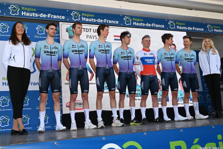 Photo de groupe d’Unibet Rose Rockets avant une course, utilisée pour illustrer l’arrivée de Karsten Feldmann dans l’équipe.