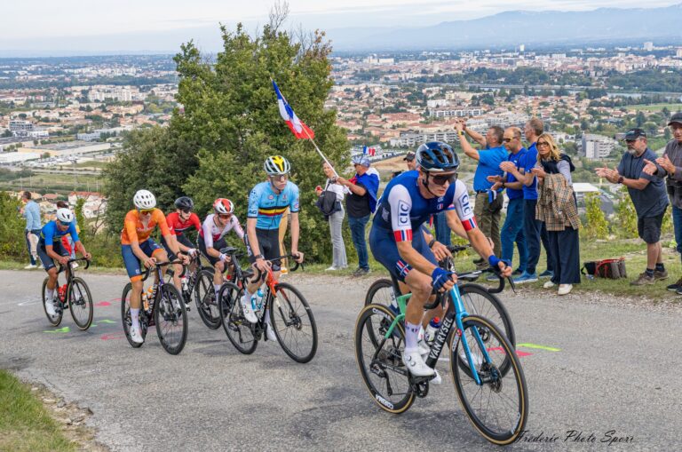 peloton junior lors d'une course UCI en 2025