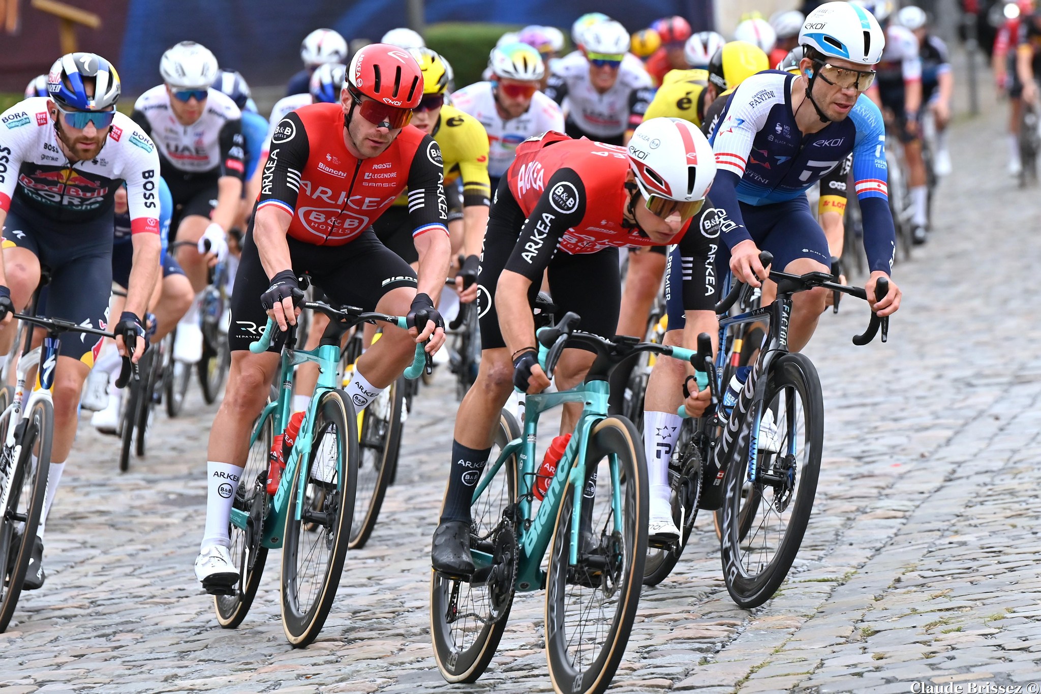 Peloton en course lors d’une étape sur route. Lafay et Venturini en contacts avec Unibet Tietema Rockets.