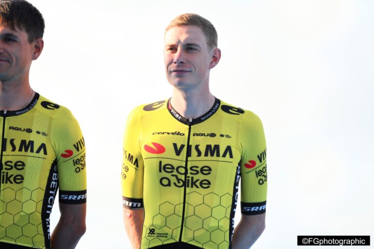 Jonas Vingegaard de l’équipe Visma Lease a Bike en tenue officielle lors d’une présentation.