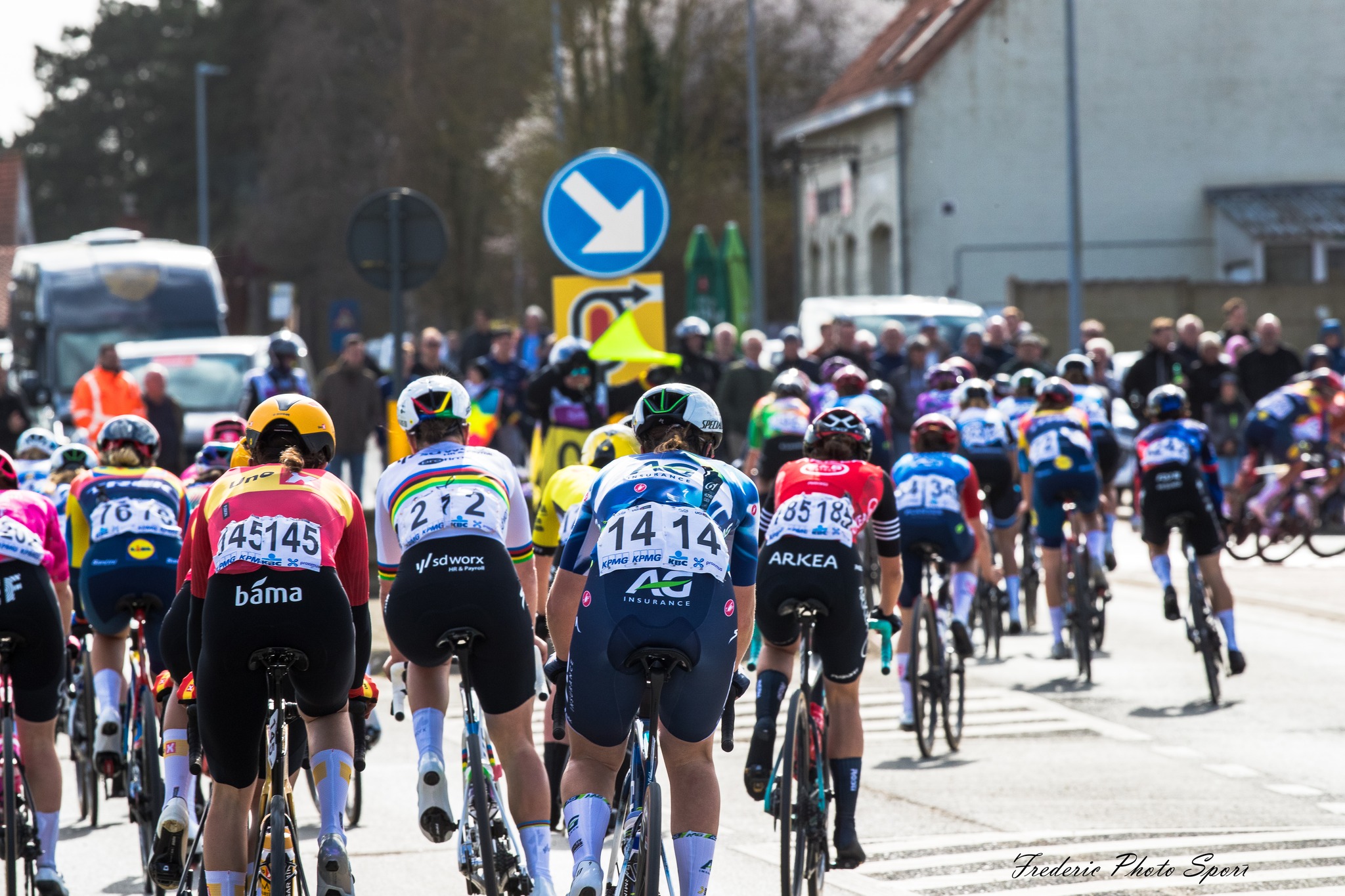 Peloton pour illustrer le calendrier UCI Femmes Elite 2026.
