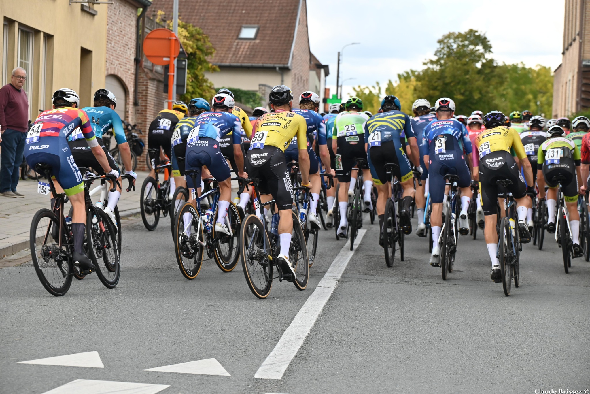 Peloton de coureurs en course, illustrant la mise à jour des règles UCI sur les équipes mixtes.