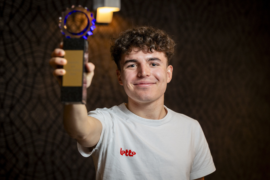 Jarno Widar tenant son trophée du Kristallen Fiets après son titre de Talent de l’Année 2024