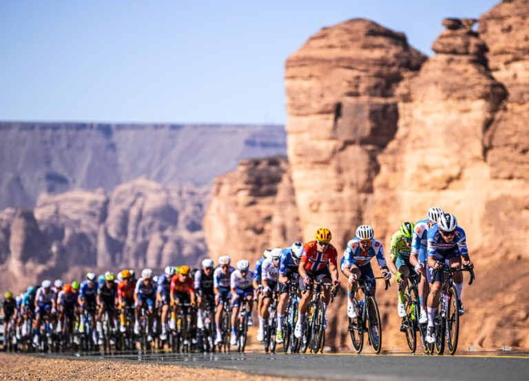 Peloton du AlUla Tour dans la région d’AlUla
