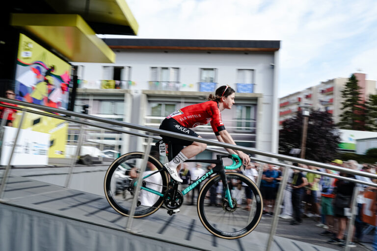 Michaela Drummond au départ d'une étape du Tour de France Femmes.