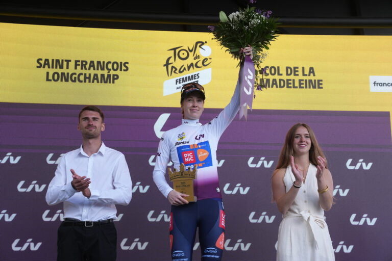 Nienke Vinke en action lors du Tour de France Femmes 2025 sous les couleurs de son équipe