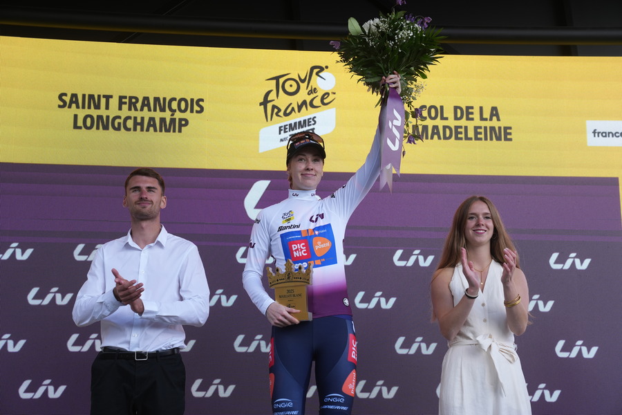 Nienke Vinke en action lors du Tour de France Femmes 2025 sous les couleurs de son équipe