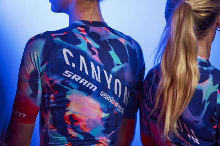 Maillot 2026 Luminous de l’équipe CANYON//SRAM zondacrypto