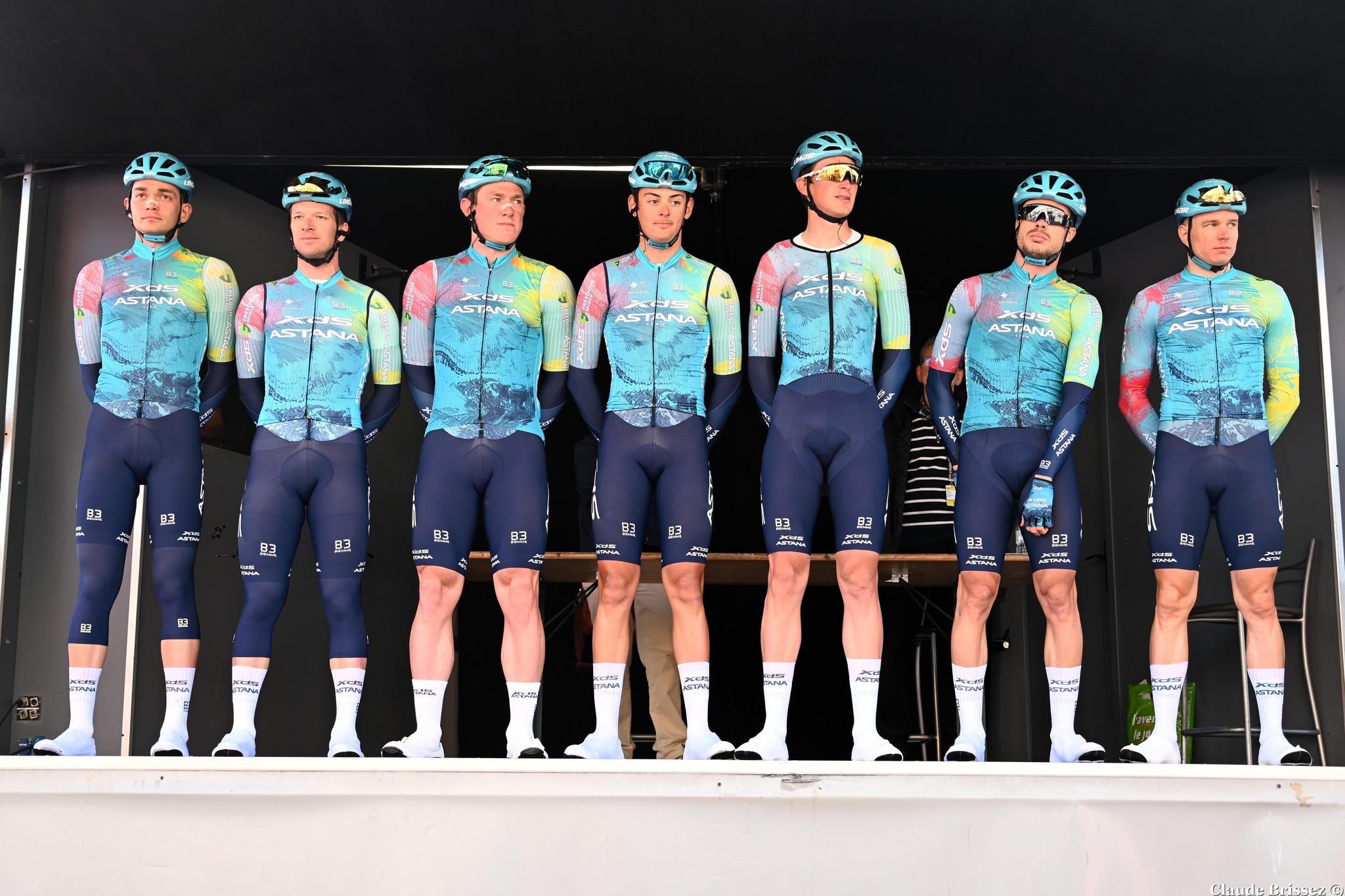 Photo de groupe de l’équipe XDS Astana lors de la saison 2025