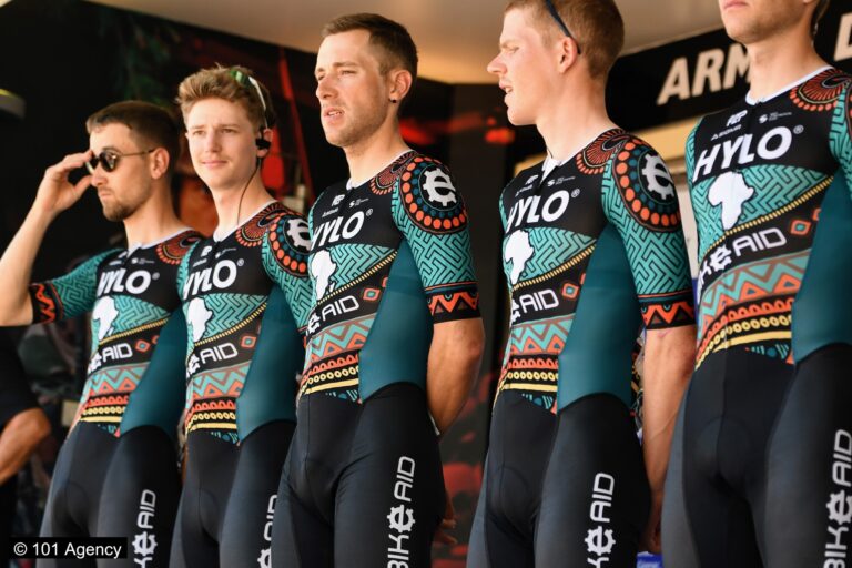Équipe BIKE AID au départ d’une course avant la saison 2026