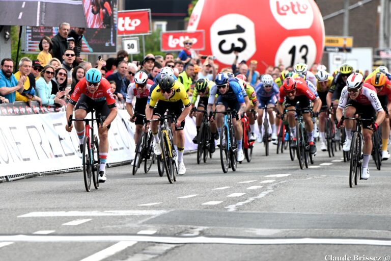 Matthew Brennan sous le maillot Team Visma | Lease a Bike en course en 2025