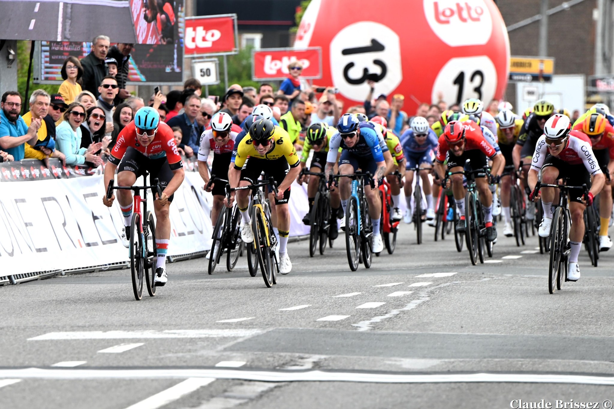 Matthew Brennan sous le maillot Team Visma | Lease a Bike en course en 2025