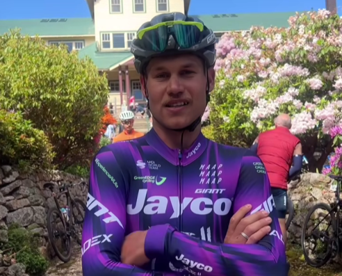 Luke Plapp en tête de course lors du Tour of Bright 2025 en Australie