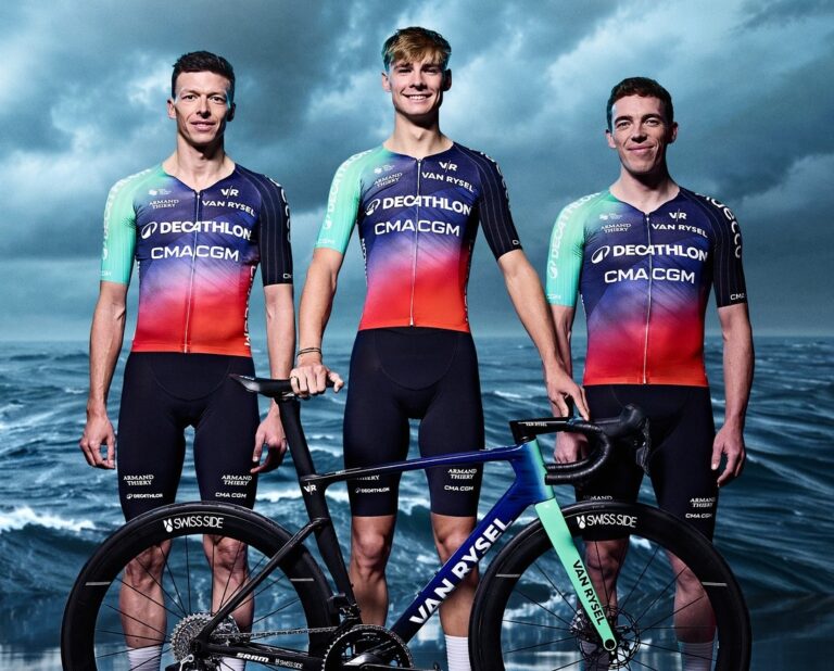 Coureurs de la Decathlon CMA CGM Team portant le nouveau maillot 2026 aux tons bleu, vert et rouge dans un studio.