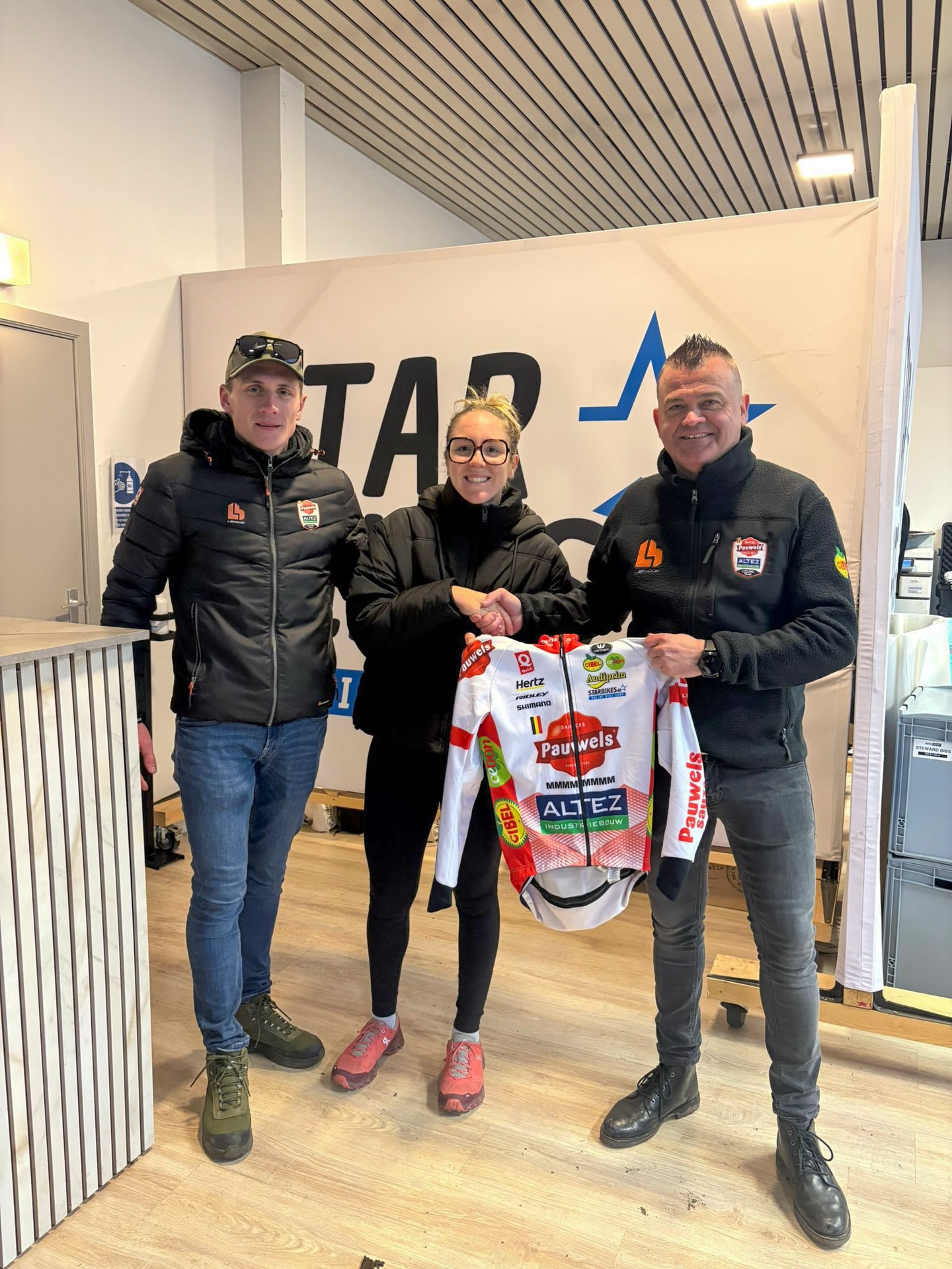 Amandine Fouquenet signe son contrat avec l’équipe Pauwels Sauzen – Altez Industriebouw