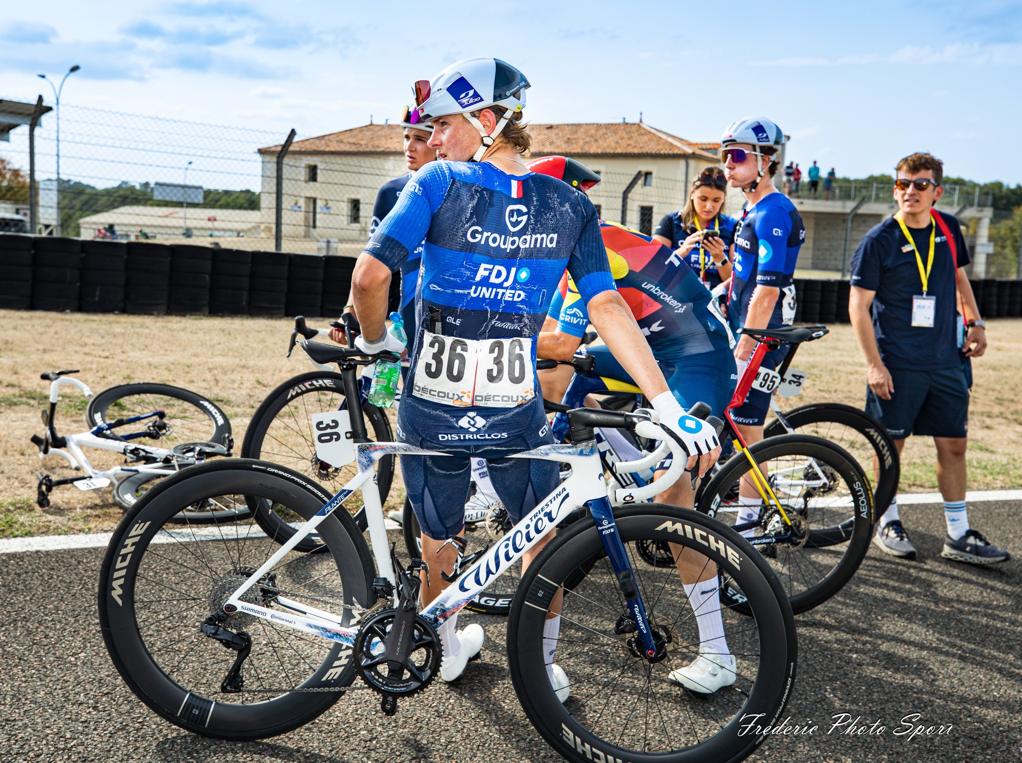 Maillot 2026 de l’équipe cycliste Groupama-FDJ présenté par trois coureurs en tenue officielle.