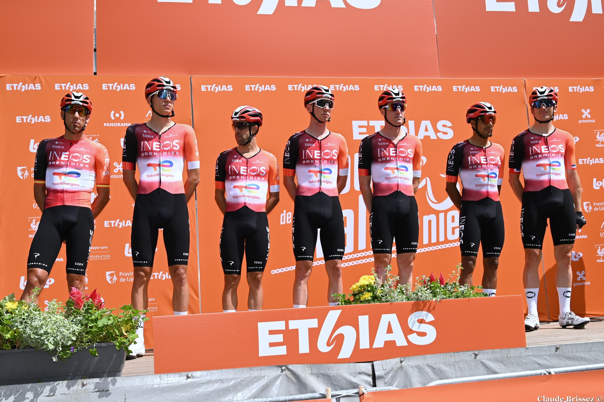 Équipe INEOS Grenadiers 2025 alignée au départ d’une course WorldTour