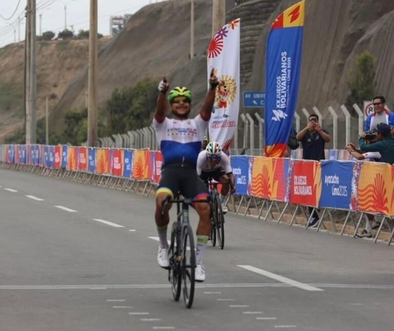 Leangel Linares vainqueur de la course en ligne des Juegos Bolivarianos 2025 à Lima.