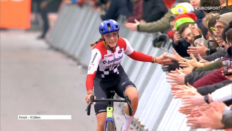 Podium féminin de la Coupe du monde de cyclo-cross 2025 à Koksijde avec Lucinda Brand, Shirin van Anrooij et Ceylin Alvarado