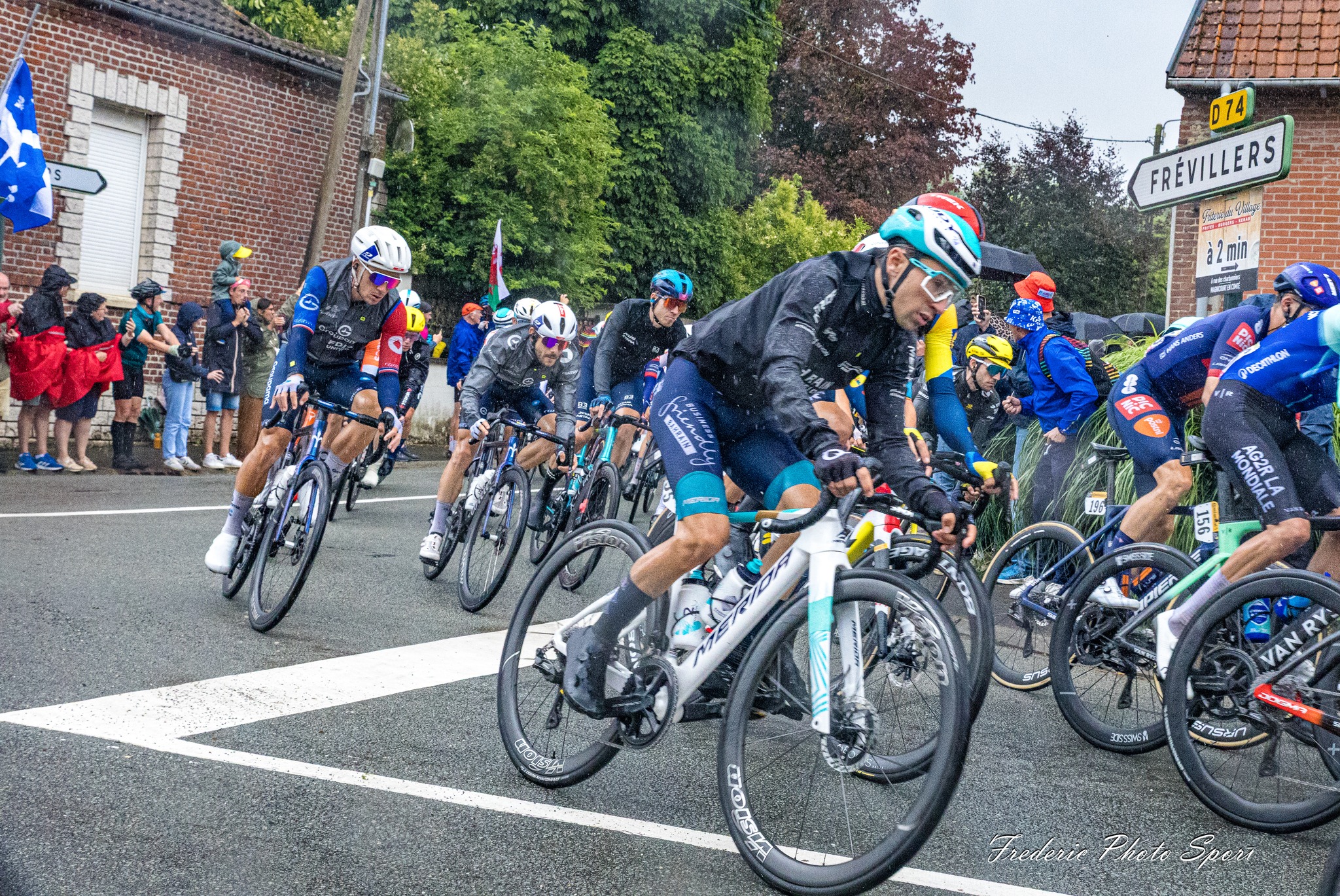 Lenny Martinez sous le maillot Bahrain Victorious en course