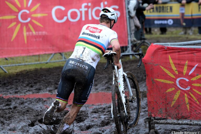 Mathieu van der Poel en action lors d’une manche de cyclo-cross en Coupe du monde UCI