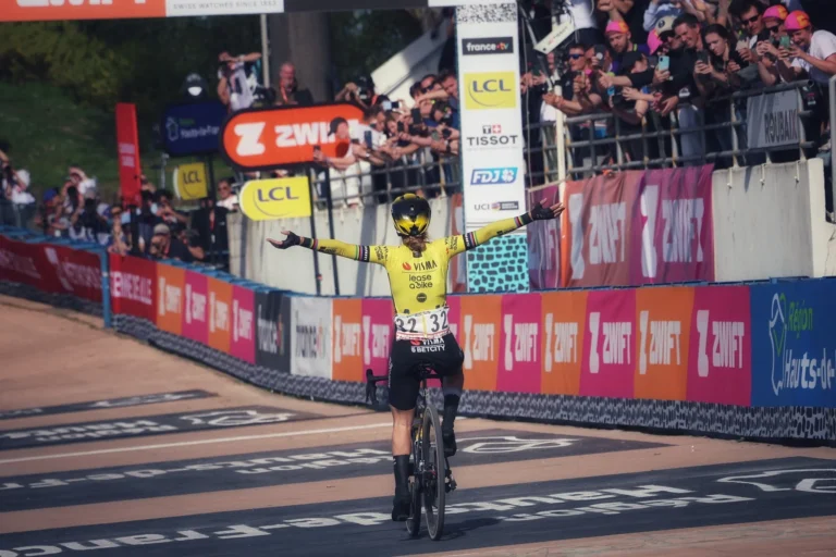 Photographes cyclisme capturant l’arrivée d’une course professionnelle sur route