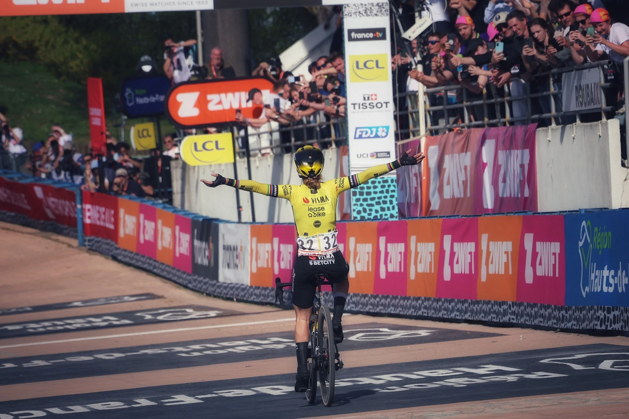 Photographes cyclisme capturant l’arrivée d’une course professionnelle sur route