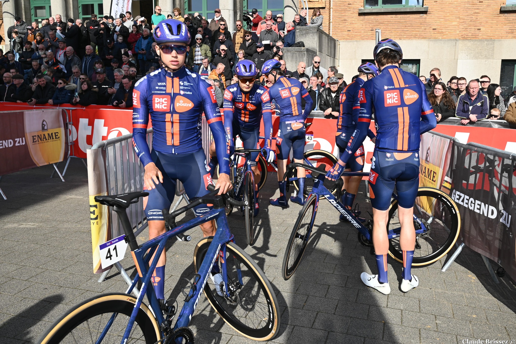 Coureurs de l’équipe de développement Team Picnic PostNL lors d’une course en 2025